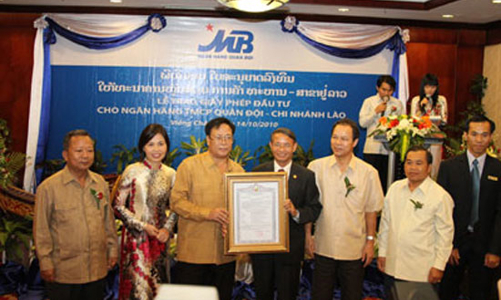 Ngân hàng Việt “xuất ngoại”: Có chậm chân?