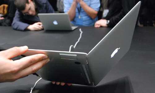 Apple đã “khai tử” MacBook vỏ nhựa