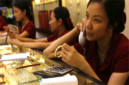 Vàng tiếp tục rớt giá, dân xếp hàng chờ bán