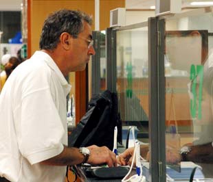 Giảm lãi suất để đón đầu?