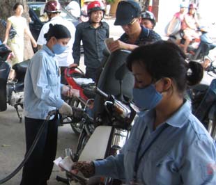 Giá xăng lại giảm tiếp 500 đồng