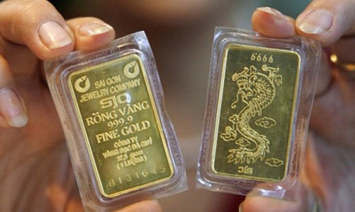 Vàng bất ngờ tăng giá mạnh, dân đổ đi bán