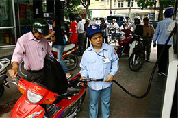 Petrolimex giảm 350 đồng/lít xăng 