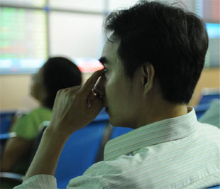 “Ông lớn” xả hàng: Bình thường hay bất thường?