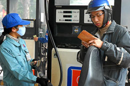 Thương nhân đầu mối phải quy định giá xăng dầu cho đại lý