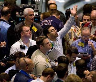 Giá vàng bay cao, giá dầu ì ạch nhích lên