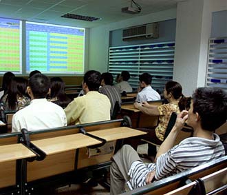 Đồng loạt hạ biên độ dao động giá tại cả hai sàn