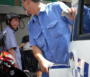 Xăng dầu tăng giá từ 500 - 700 đồng/lít 