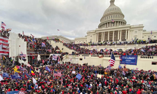 Chùm ảnh người biểu tình thân ông Trump tấn công tòa nhà Quốc hội Mỹ