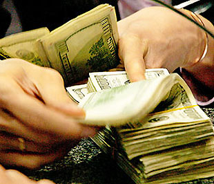 Tỷ giá liên ngân hàng lần đầu tiên vượt mốc 17.000 VND