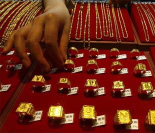 Giới trẻ Nhật đua nhau tích vàng phòng khủng hoảng