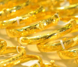 Giao dịch vàng trong nước tăng mạnh, USD trượt giá