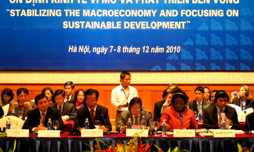 “Cần thắt chặt hơn chính sách tiền tệ”