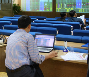 Công ty chứng khoán tìm đường “kết hôn” với nước ngoài