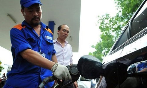 Giá xăng trong nước giảm, giá dầu tăng