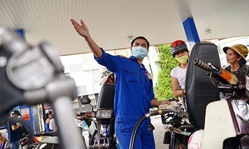 Giá xăng giảm lần thứ 10 trong năm