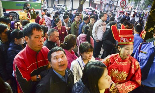 Xếp hàng mua vàng ngày Thần Tài