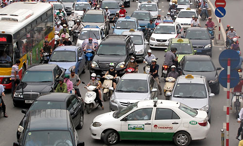 Ôtô, xe máy có thể phải nộp phí sử dụng đường bộ từ 2013