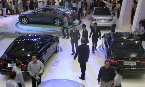 Ôtô hồi hộp ngóng… hội đồng nhân dân