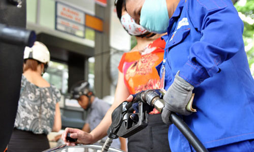 Giảm giá xăng dầu: Hãy đợi đấy!