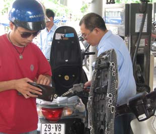“Cơ hội giảm giá xăng là rất khó!”