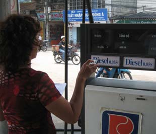 Giảm giá dầu diesel, giá xăng chưa thay đổi
