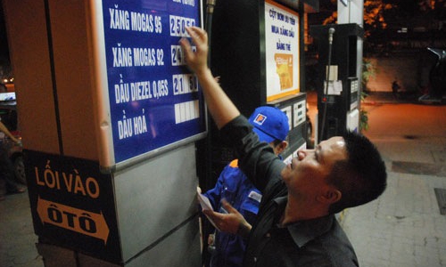 Thủ tướng yêu cầu xem xét việc giảm giá xăng dầu