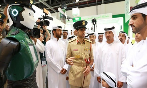Robot cảnh sát đầu tiên trên thế giới ra mắt tại Dubai 