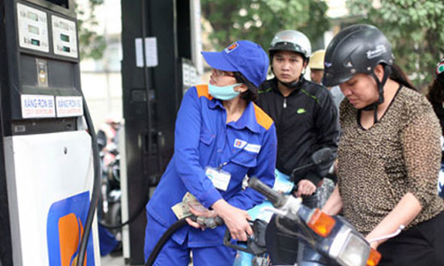 Giá xăng giảm 800 đồng/lít