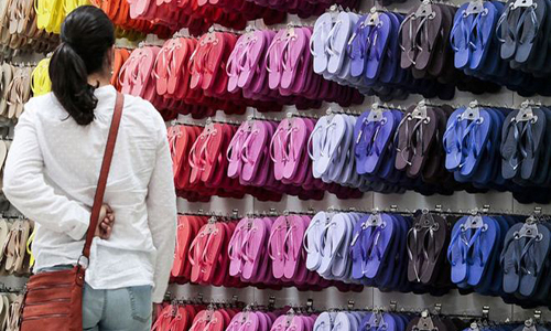 Hãng dép xỏ ngón số một thế giới “bán mình” với giá hơn 1 tỷ USD