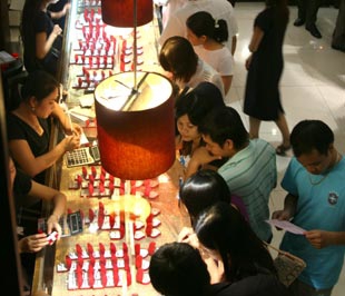 Vàng xuống giá nhẹ, nhà đầu tư tăng bán