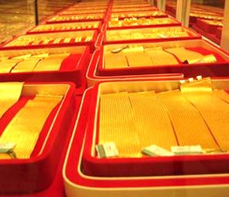 Vàng, dầu ào ạt tăng giá, USD trượt dài