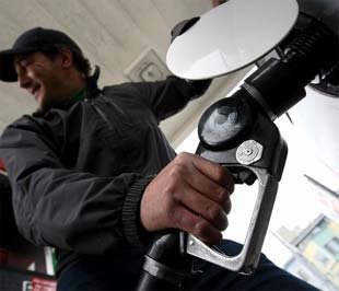 Giá vàng liên tục “bốc hơi”, giá dầu tăng mạnh