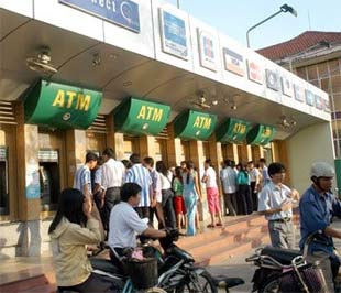 Chuyện thu phí ATM nhìn từ lý thuyết trò chơi