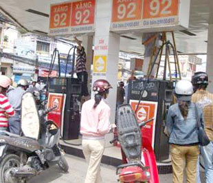Giá xăng và dầu hỏa tăng thêm 500 đồng/lít