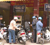 Xăng A92 tăng thêm 800 đồng/lít 