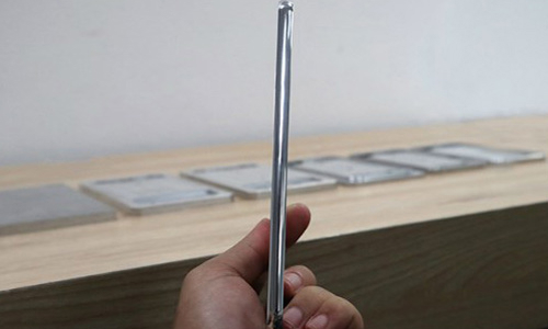 Giá nào cho Bphone 2 trong cuộc chơi 