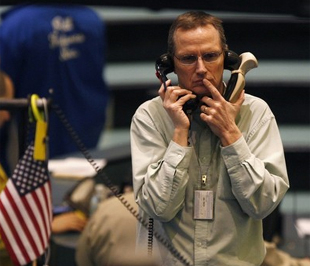 Giá vàng tăng liên tục, giá dầu trượt về 33 USD/thùng