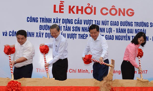 Làm hai cầu vượt giảm ùn tắc quanh sân bay Tân Sơn Nhất