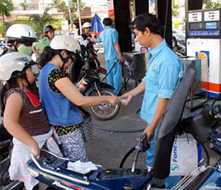 Có thể mua xăng bằng thẻ tại các cửa hàng Petrolimex