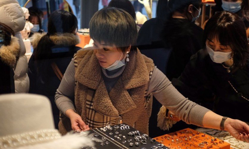 Người Trung Quốc chi gần 54 tỷ USD mua hàng xa xỉ giữa đại dịch