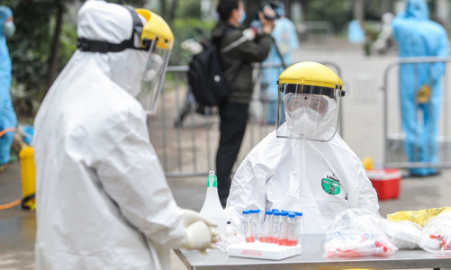 Thêm 10 người nhập cảnh nhiễm Covid-19, tám người trên cùng một chuyến bay