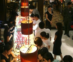 Vàng, dầu ào ào giảm giá, USD phục hồi mạnh