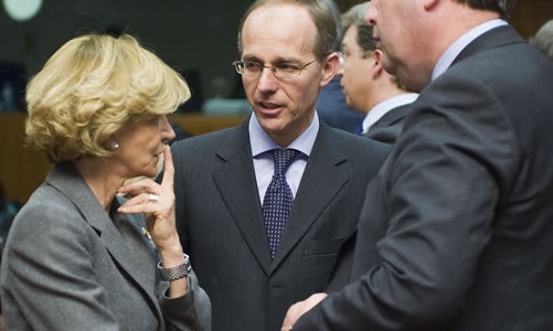 Vàng trượt giá sau quyết định lịch sử của EU