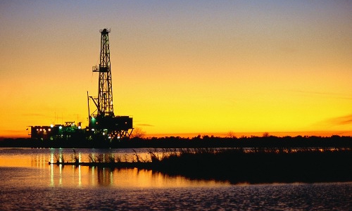 Ông lớn dầu lửa định “bắt tay”, giá dầu tăng vọt