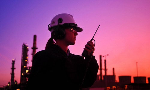 Tâm lý lạc quan, giá dầu vượt 50 USD/thùng