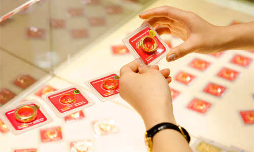 Giá vàng trong nước tiếp tục “phớt lờ” thế giới