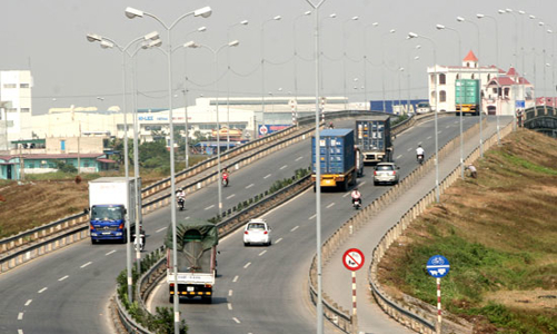 Ôtô chịu phí sử dụng đường bộ tối đa 16,76 triệu đồng/năm