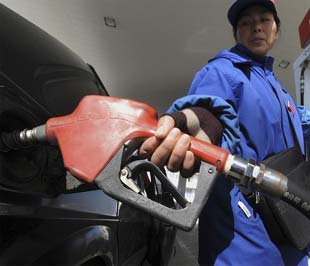 Giá vàng phục hồi, giá dầu không giữ được mốc 50 USD/thùng