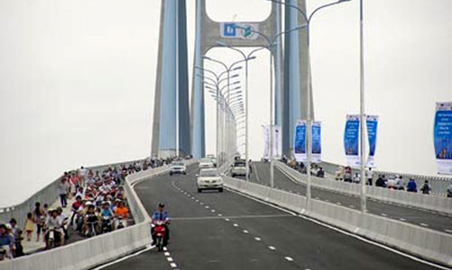 Nhìn từ cầu Phú Mỹ: Khi BOT không là “trái ngọt”